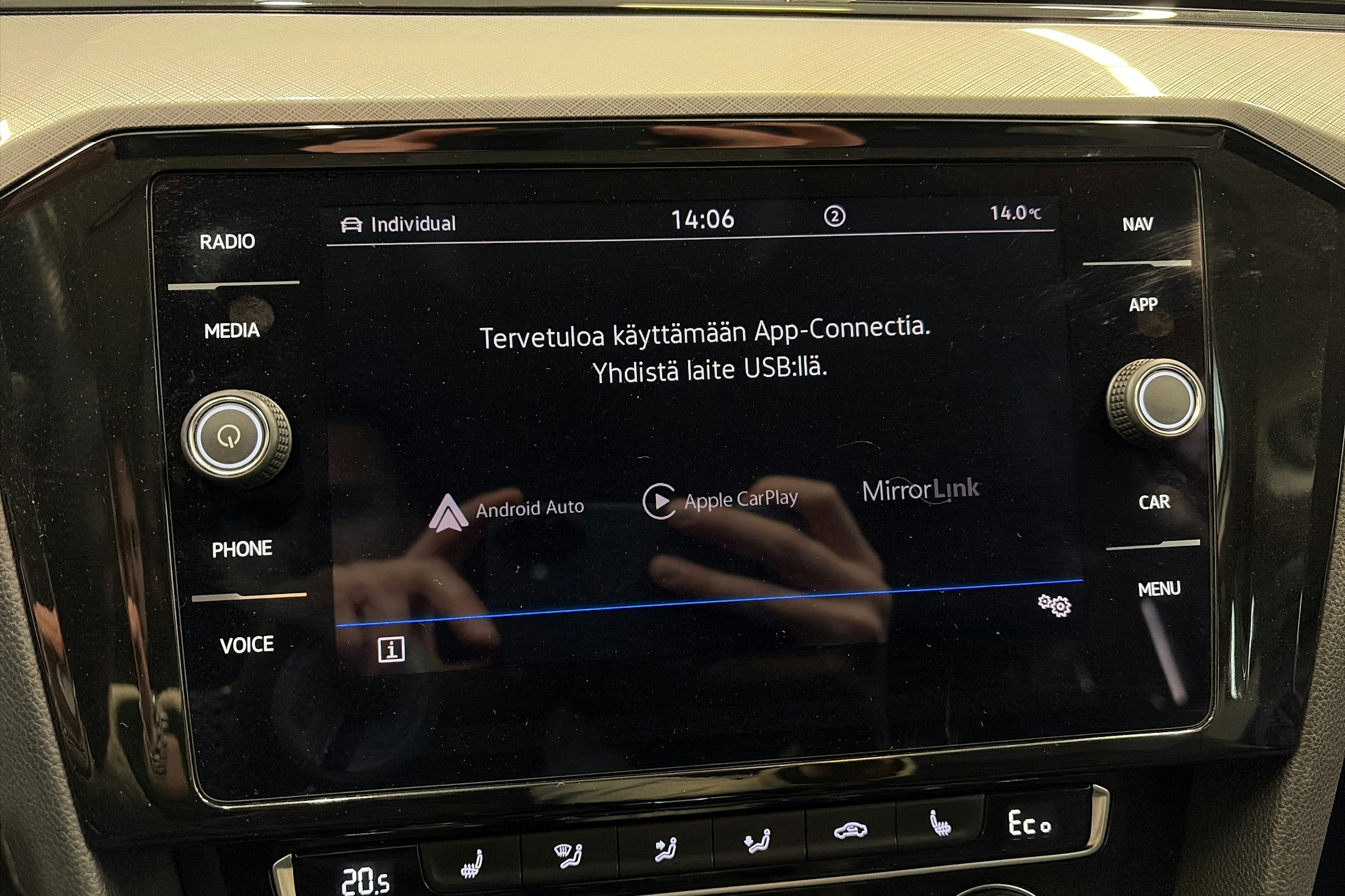 valkoinen Volkswagen Passat 2020 kuva 19.