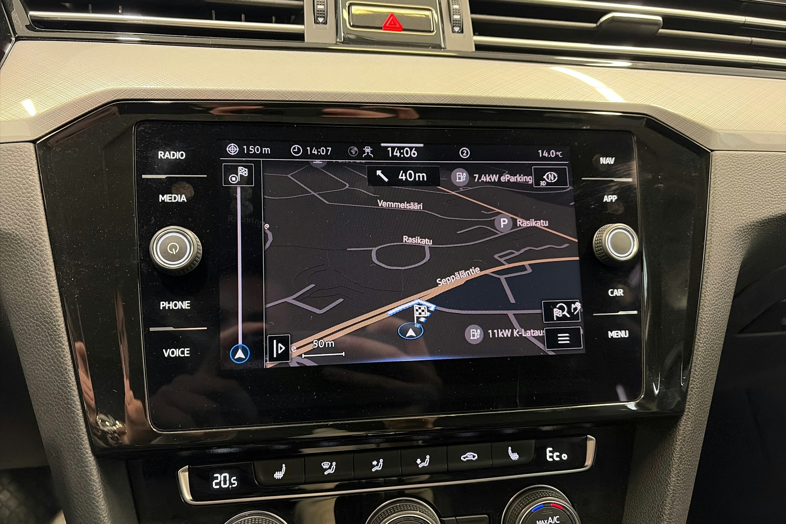 valkoinen Volkswagen Passat 2020 kuva 20.