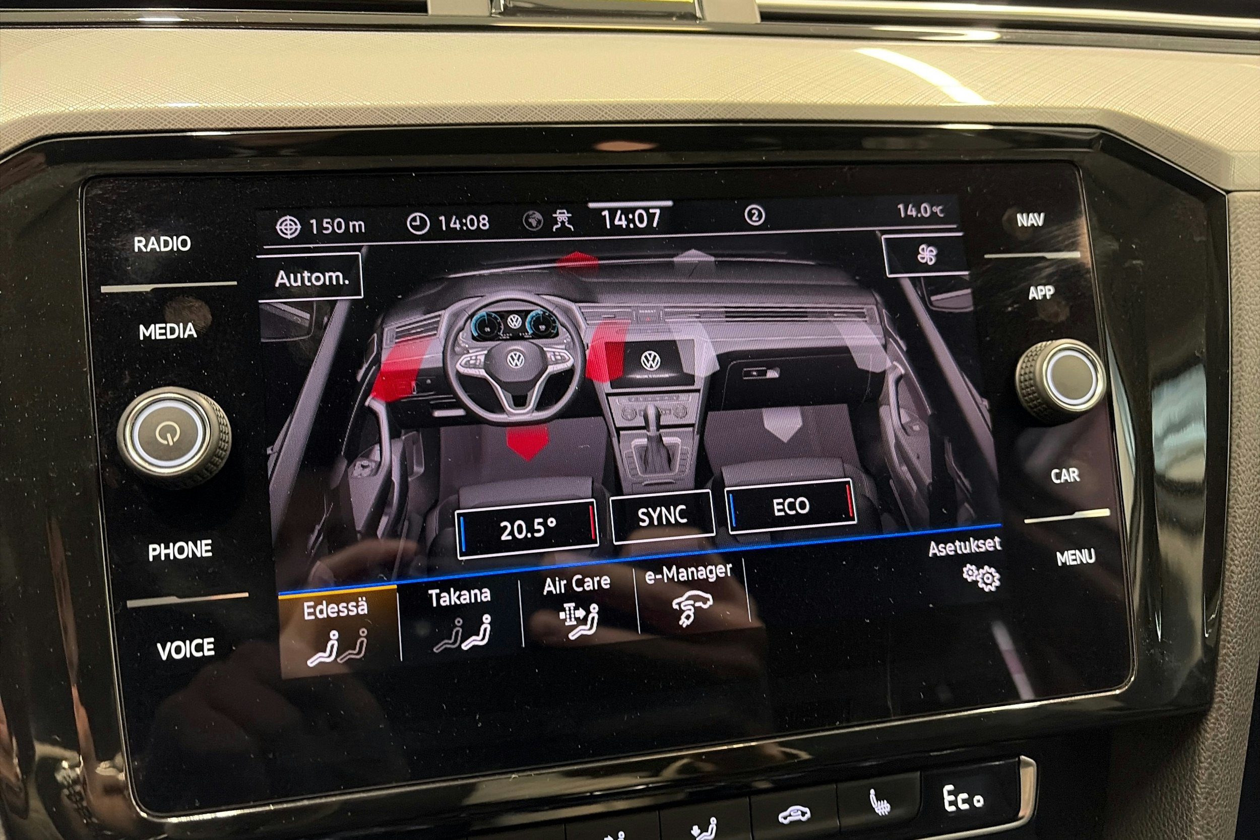 valkoinen Volkswagen Passat 2020 kuva 21.