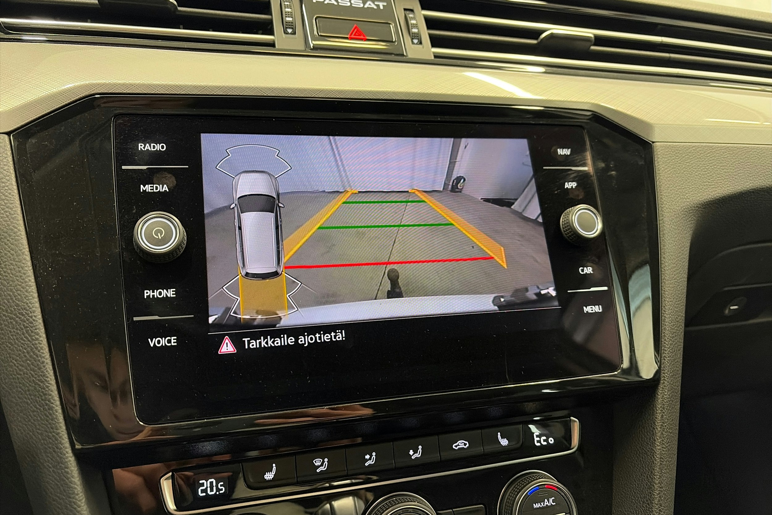 valkoinen Volkswagen Passat 2020 kuva 23.