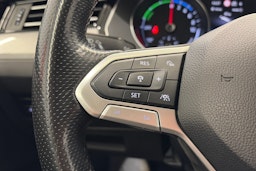 valkoinen Volkswagen Passat 2020 kuva 24.