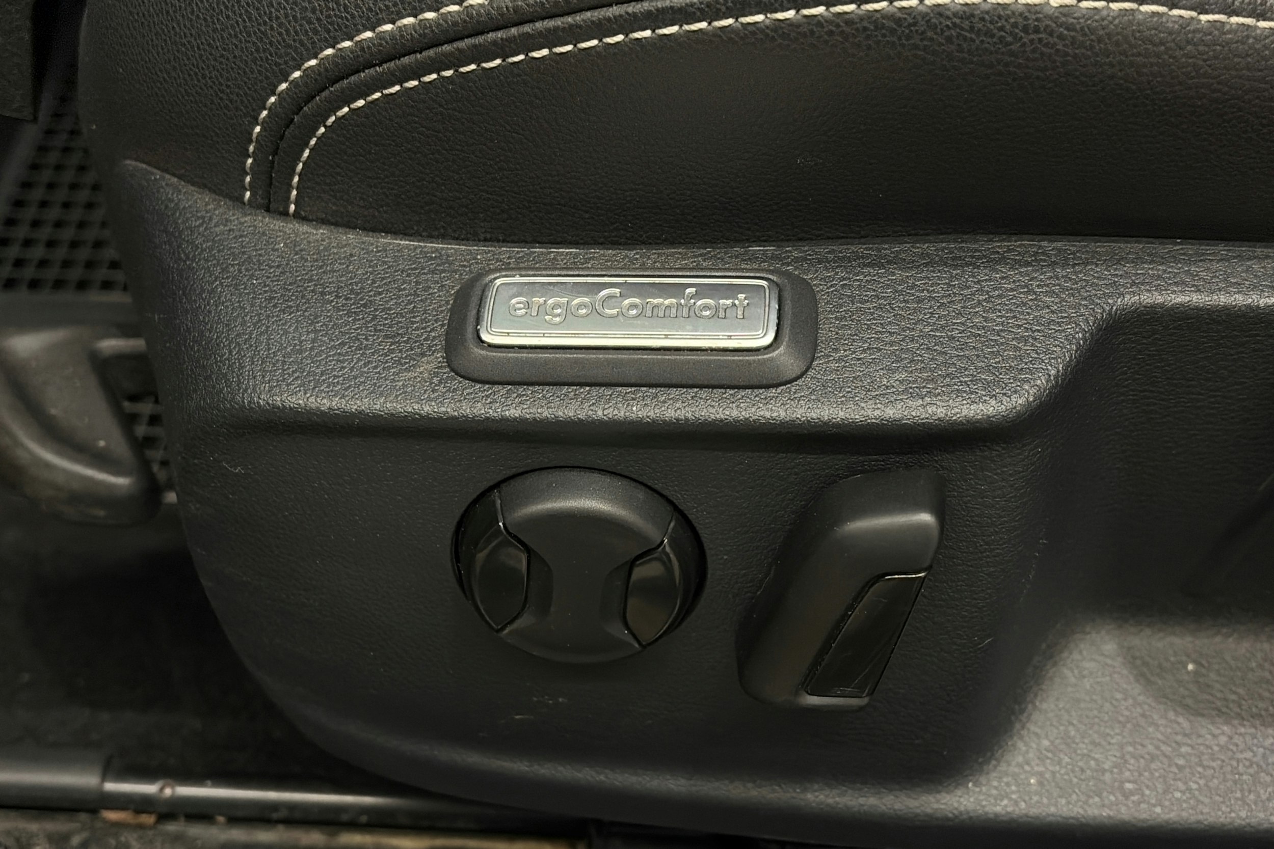 valkoinen Volkswagen Passat 2020 kuva 26.