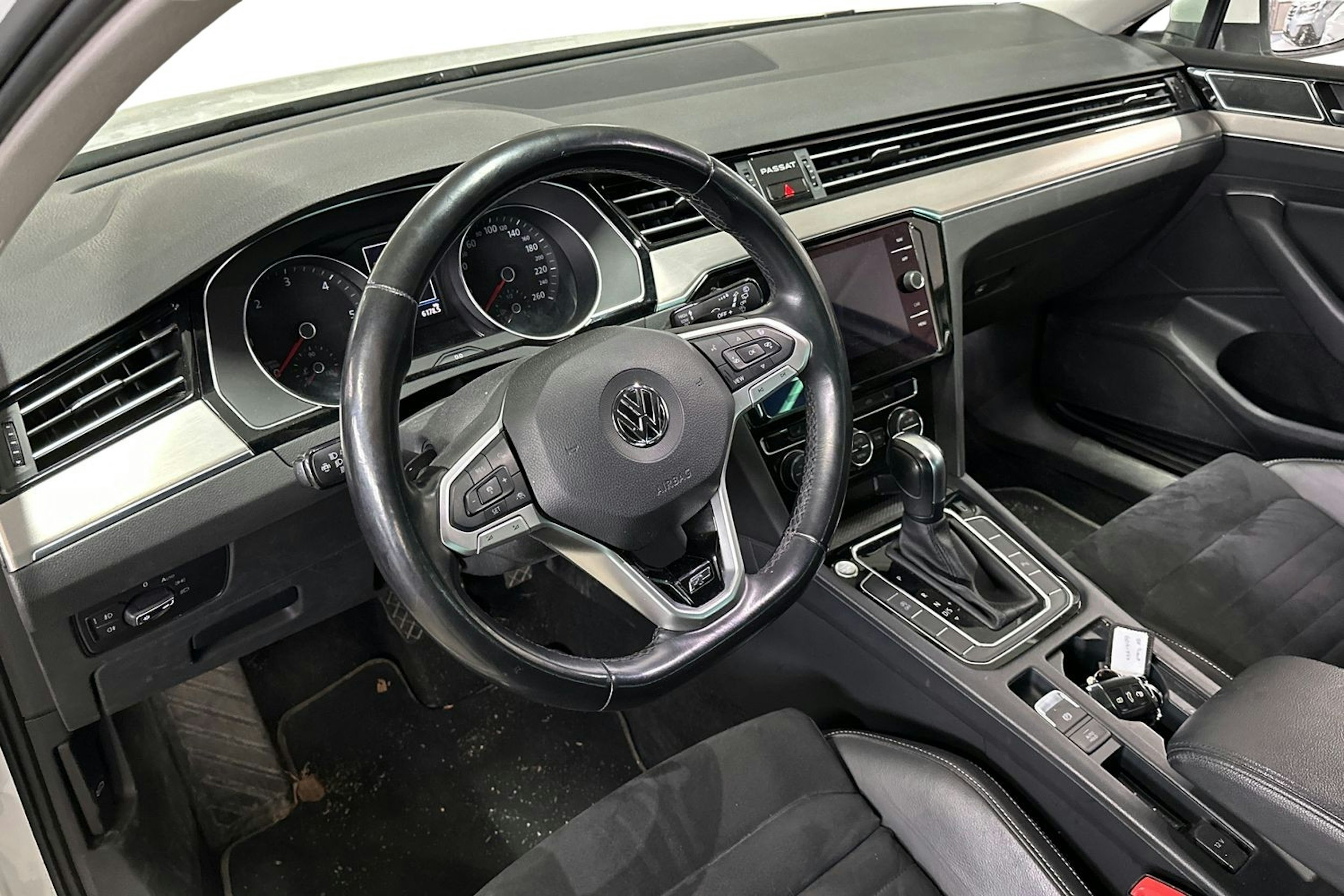 Valkoinen Volkswagen PASSAT 2020 kuva 3.