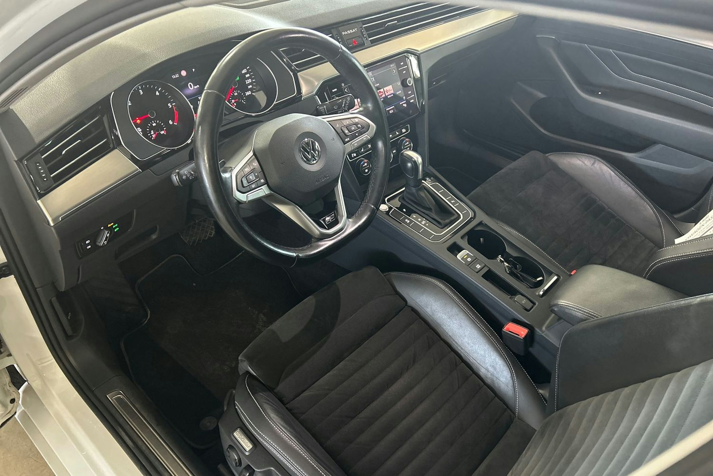 Valkoinen Volkswagen PASSAT 2020 kuva 7.