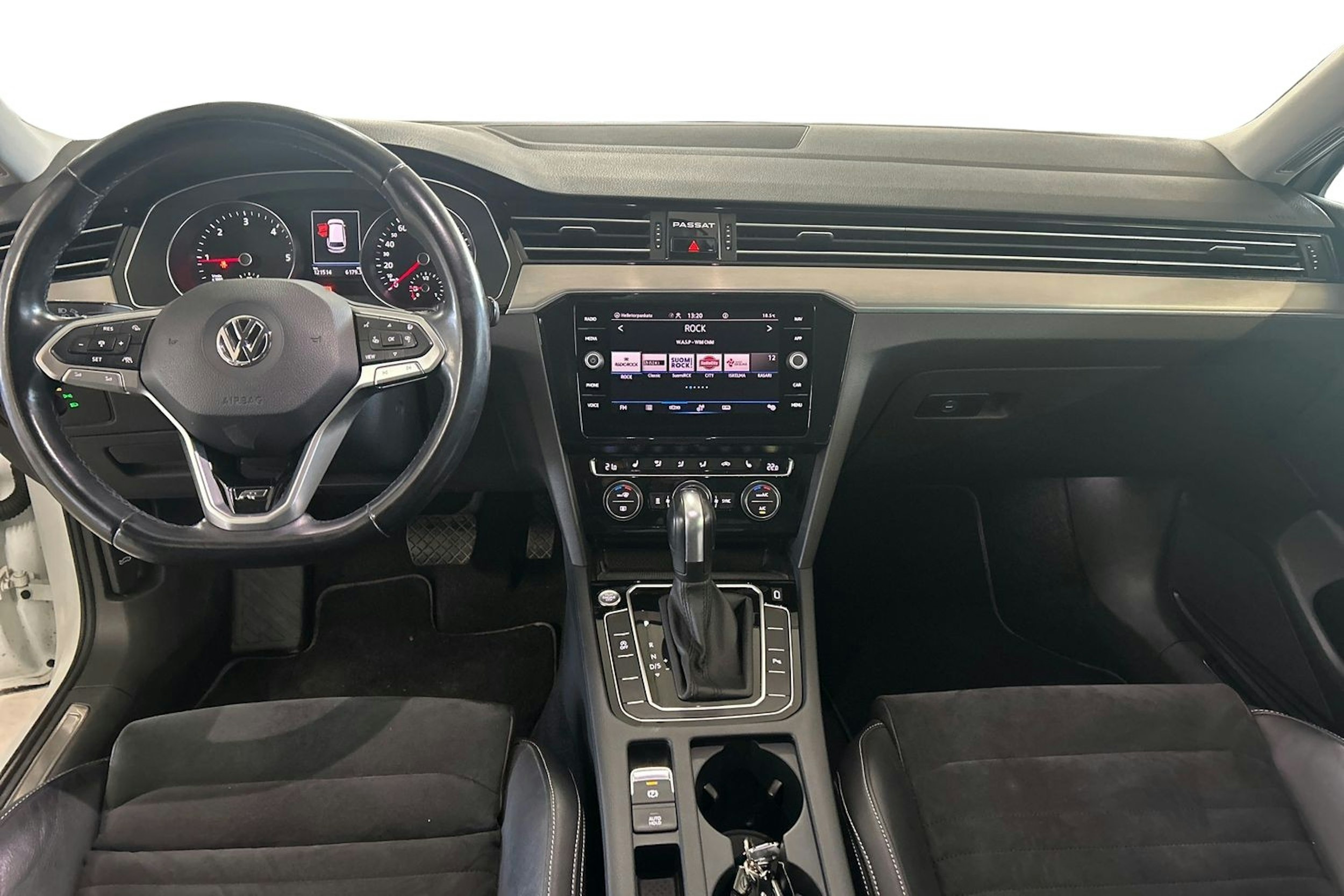 Valkoinen Volkswagen PASSAT 2020 kuva 9.