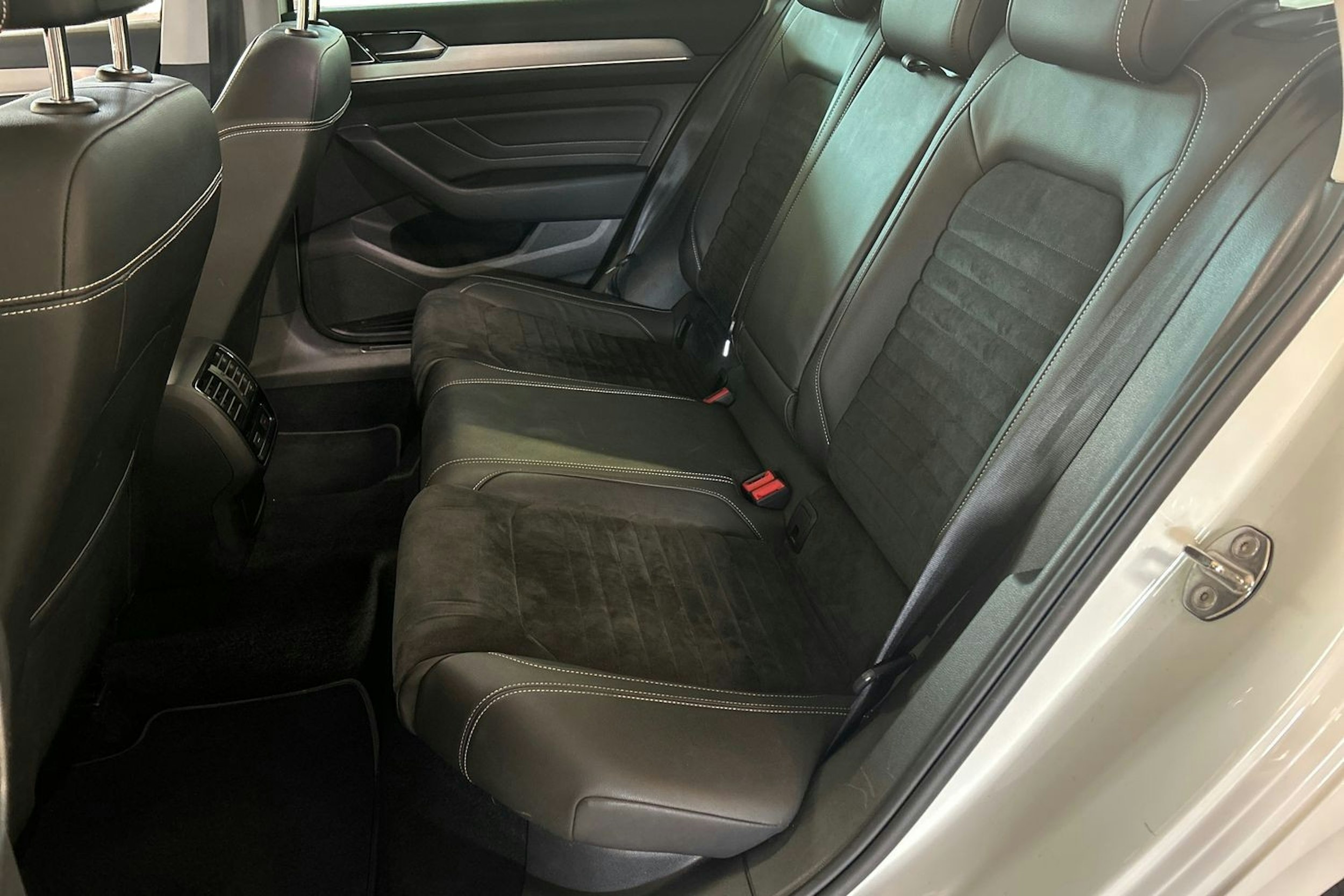Valkoinen Volkswagen PASSAT 2020 kuva 10.