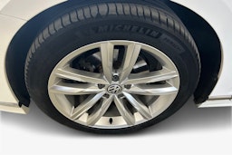 Valkoinen Volkswagen PASSAT 2020 kuva 11.