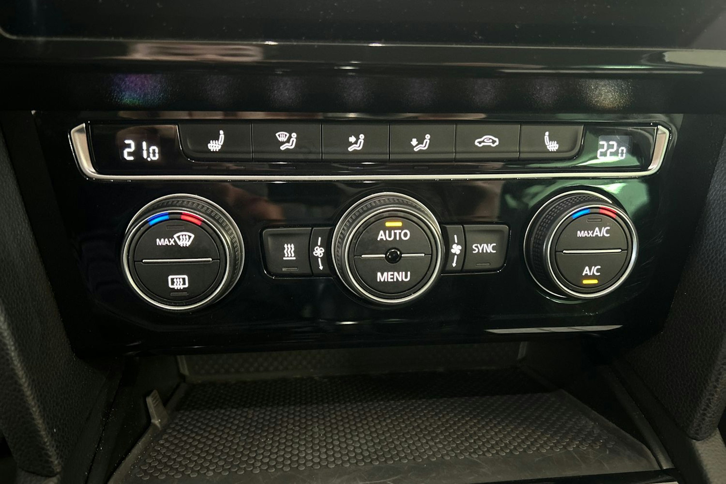 Valkoinen Volkswagen PASSAT 2020 kuva 17.