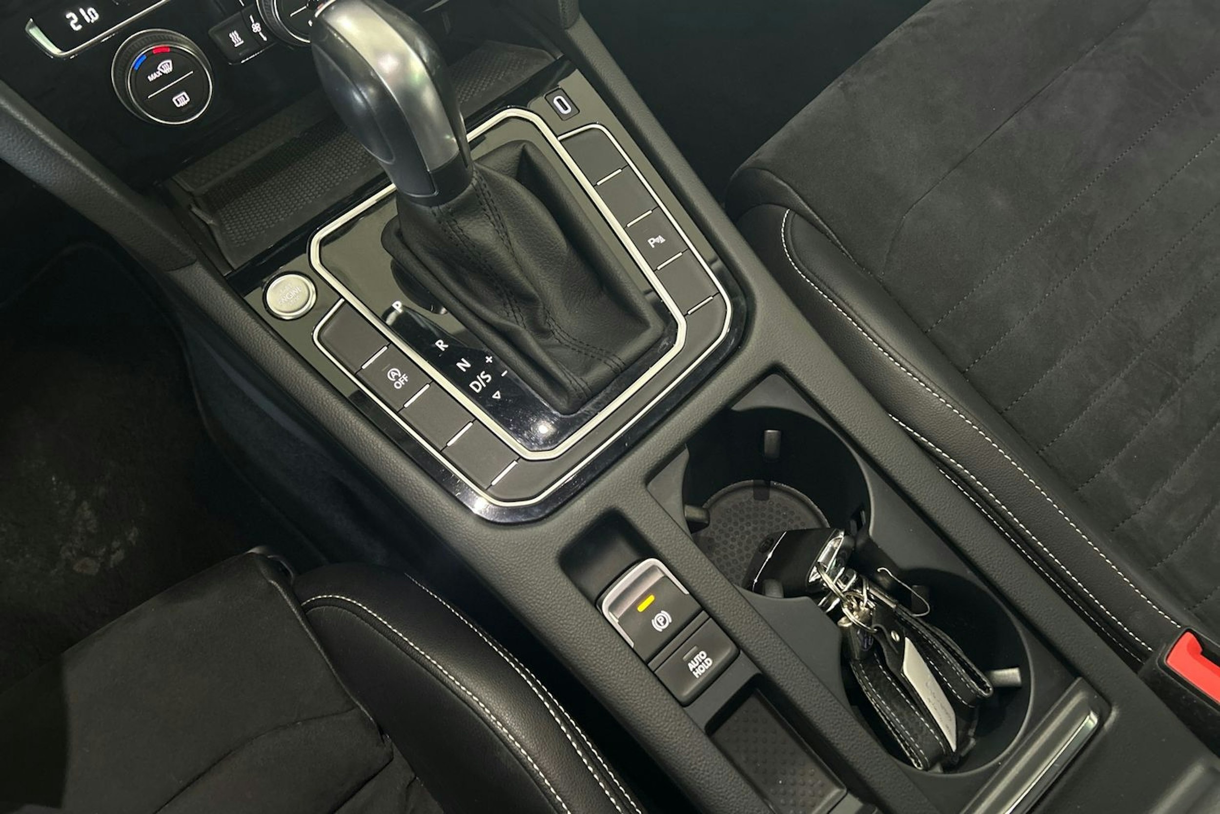 Valkoinen Volkswagen PASSAT 2020 kuva 18.