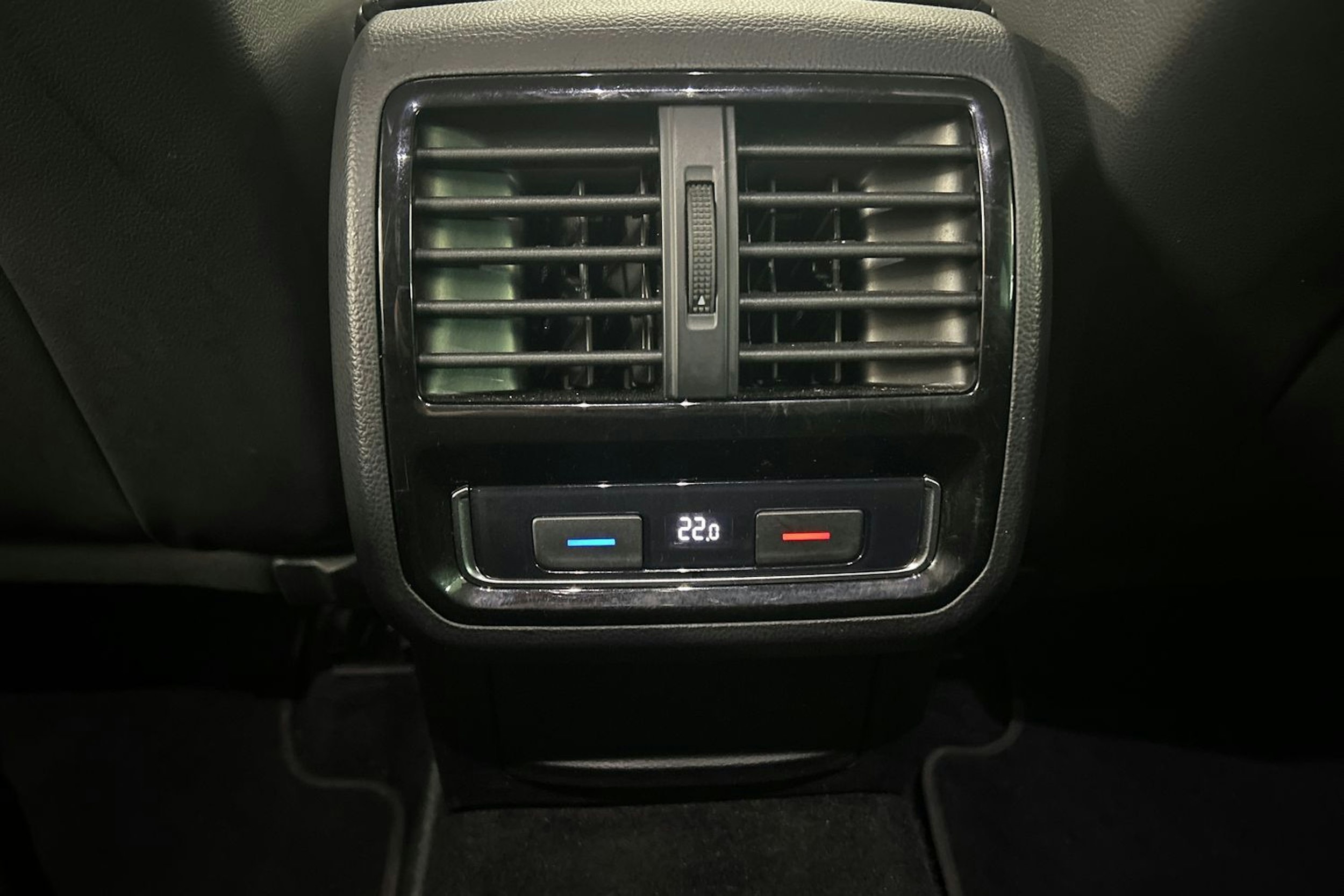 Valkoinen Volkswagen PASSAT 2020 kuva 23.