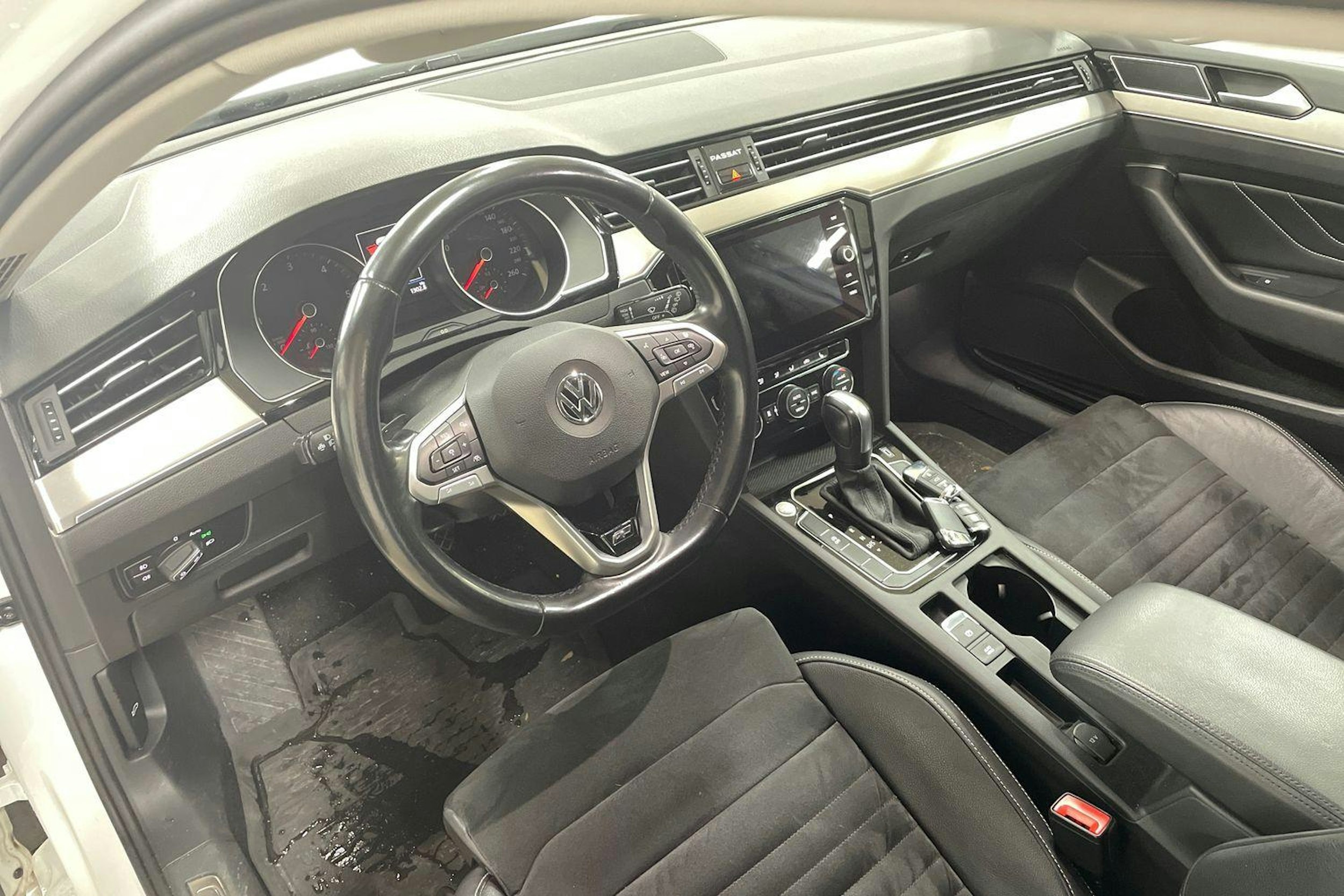 Valkoinen Volkswagen PASSAT 2020 kuva 3.