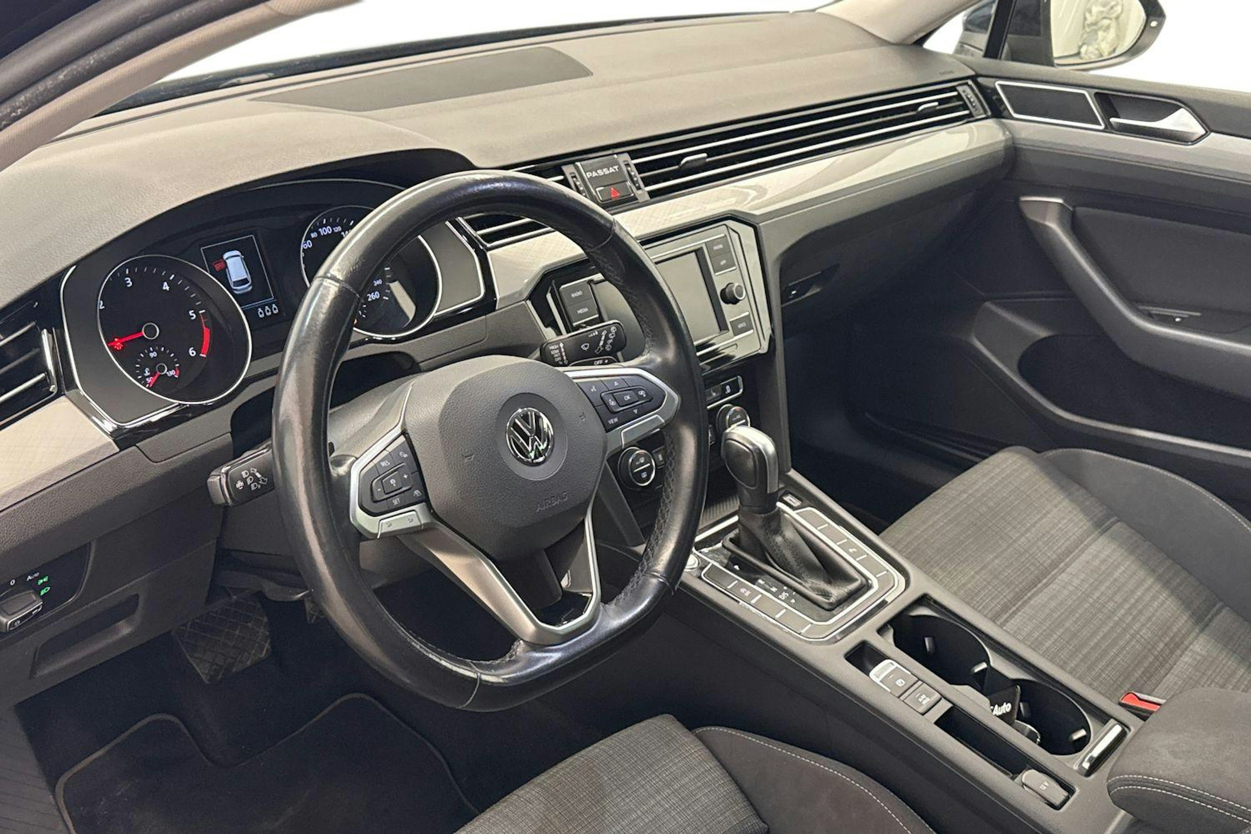 Musta Volkswagen PASSAT 2020 kuva 7.