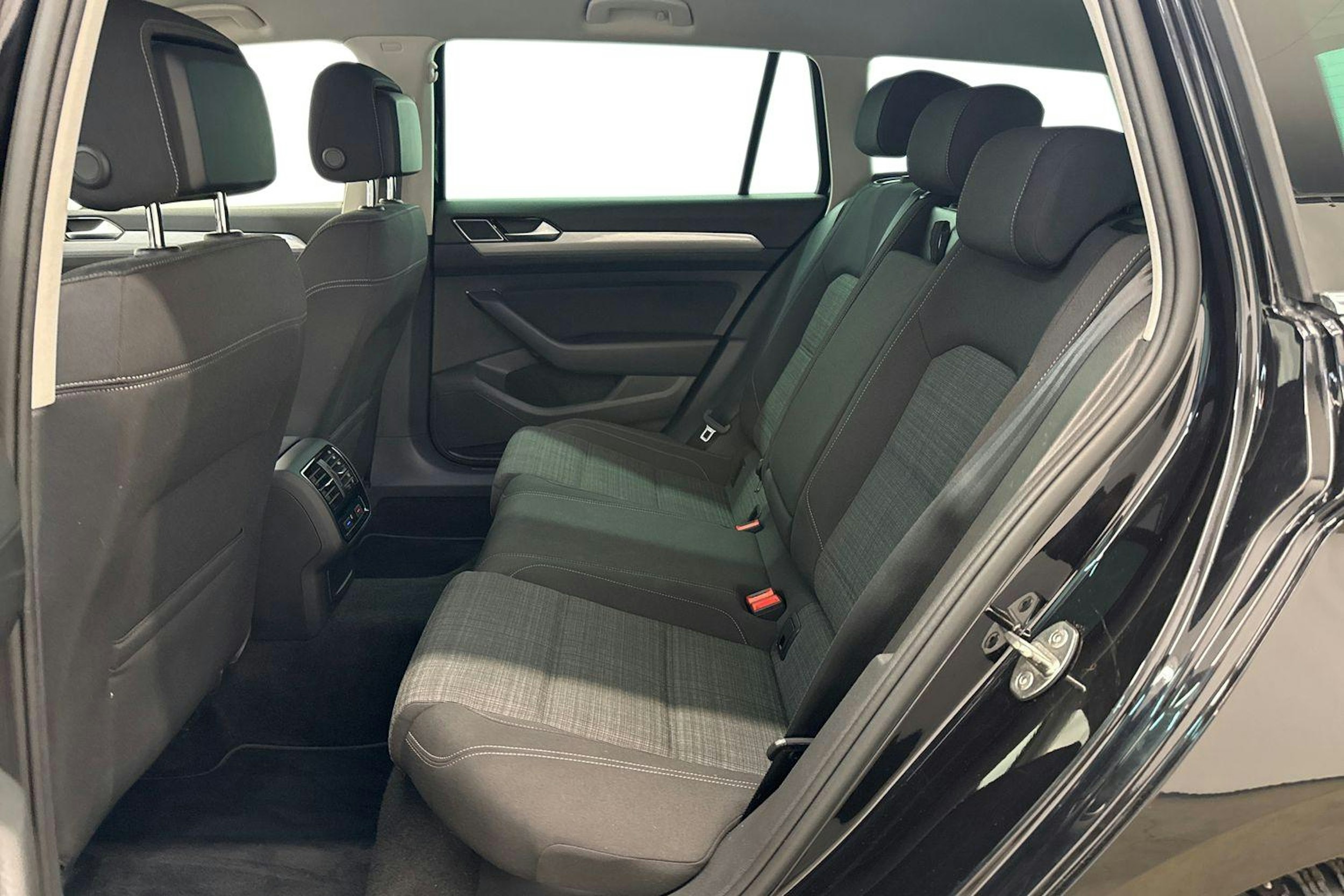 Musta Volkswagen PASSAT 2020 kuva 10.