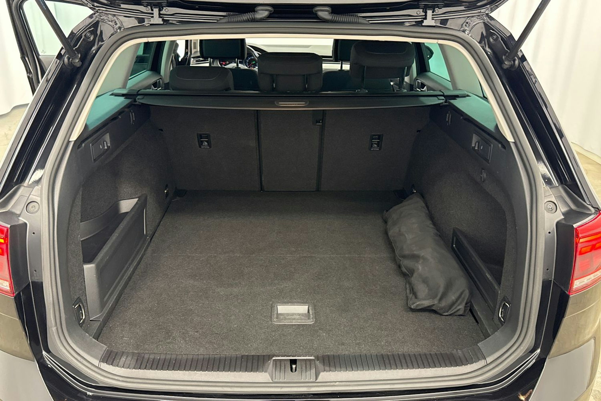 Musta Volkswagen PASSAT 2020 kuva 14.