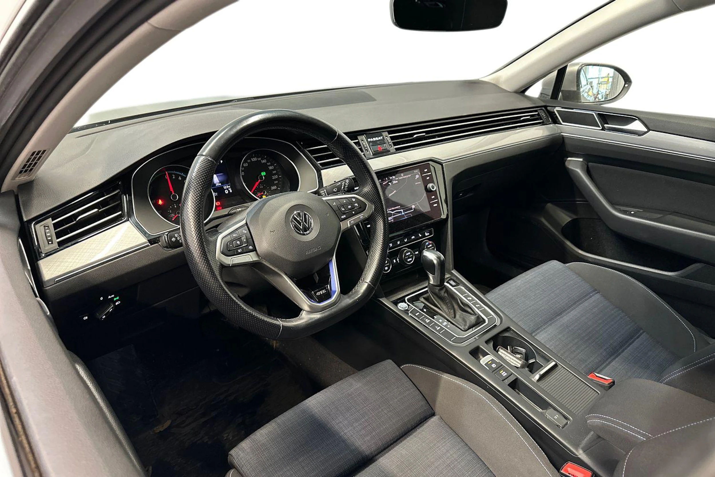 keltainen Volkswagen Passat 2020 kuva 3.