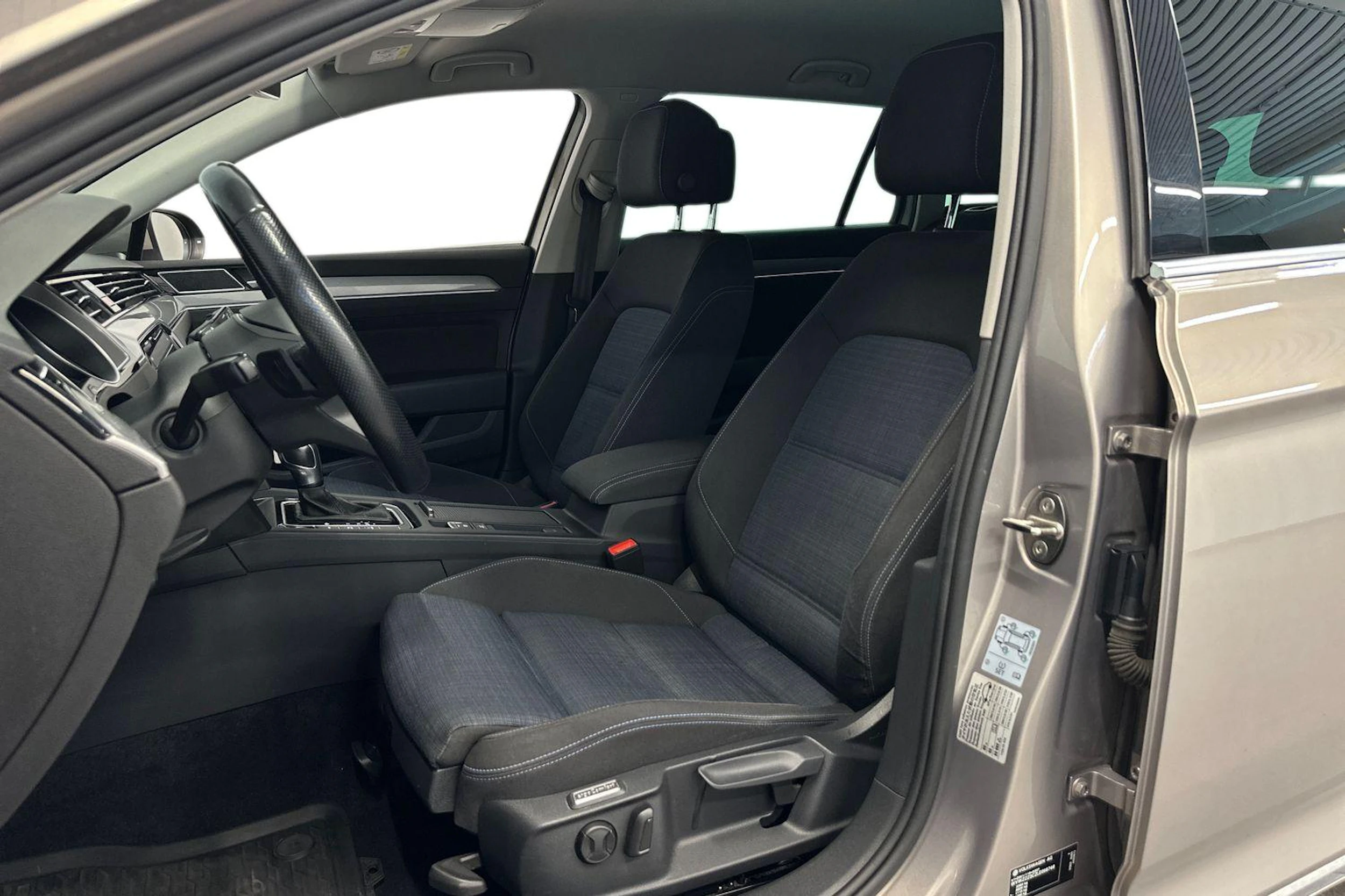 keltainen Volkswagen Passat 2020 kuva 7.