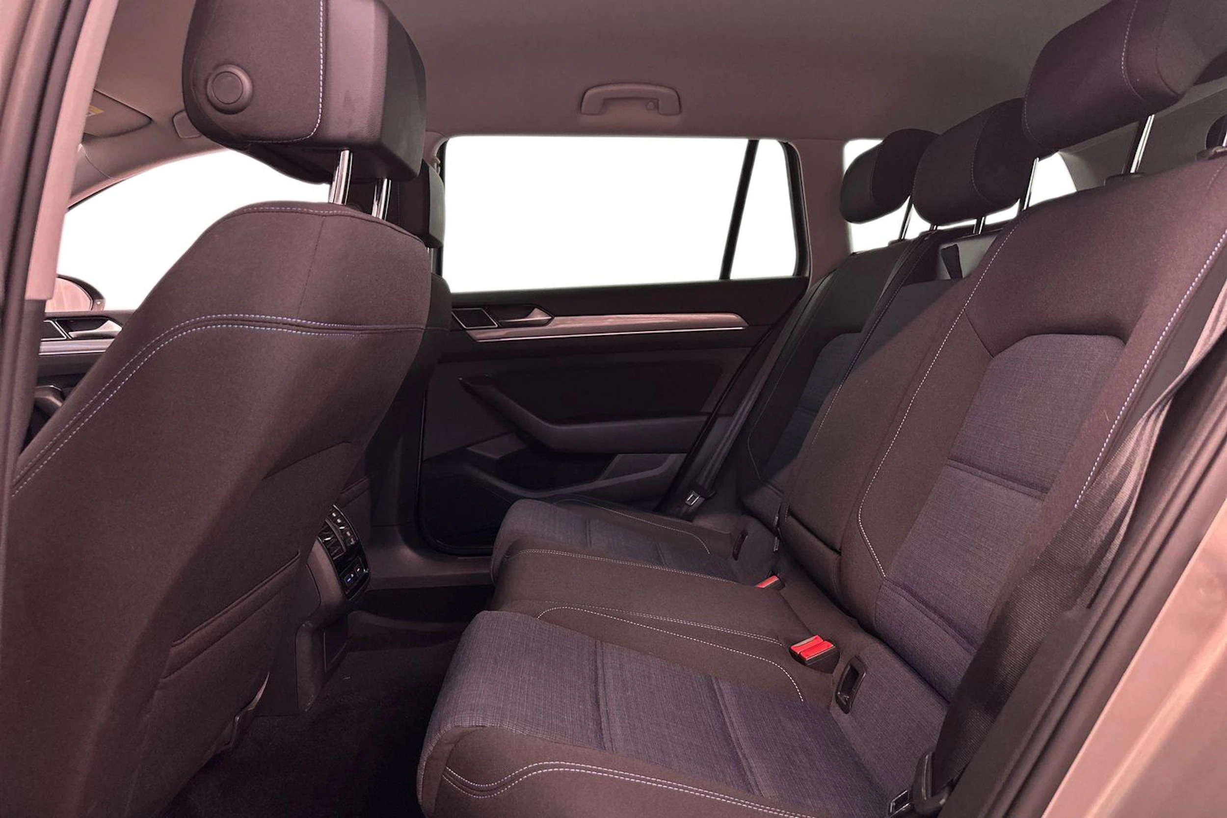 keltainen Volkswagen Passat 2020 kuva 8.