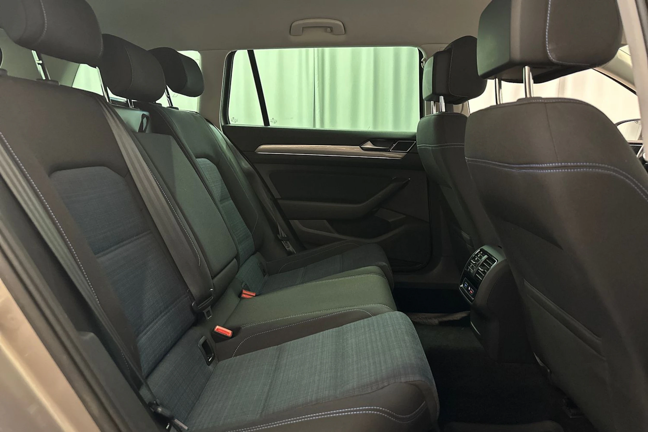 keltainen Volkswagen Passat 2020 kuva 10.
