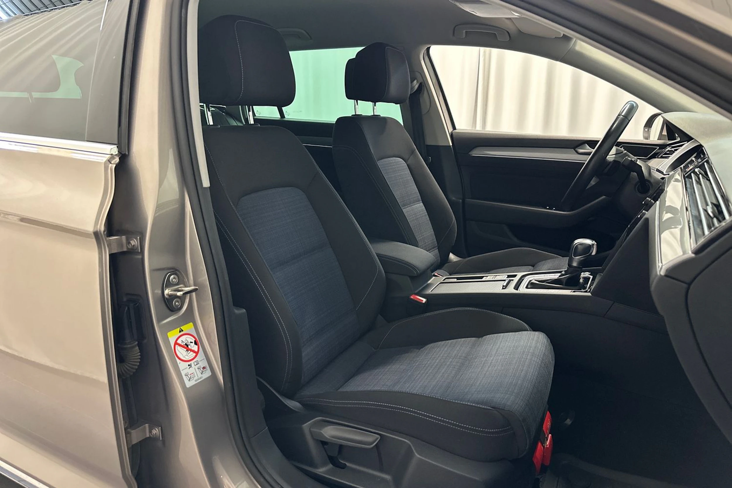 keltainen Volkswagen Passat 2020 kuva 11.