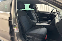 keltainen Volkswagen Passat 2020 kuva 11.