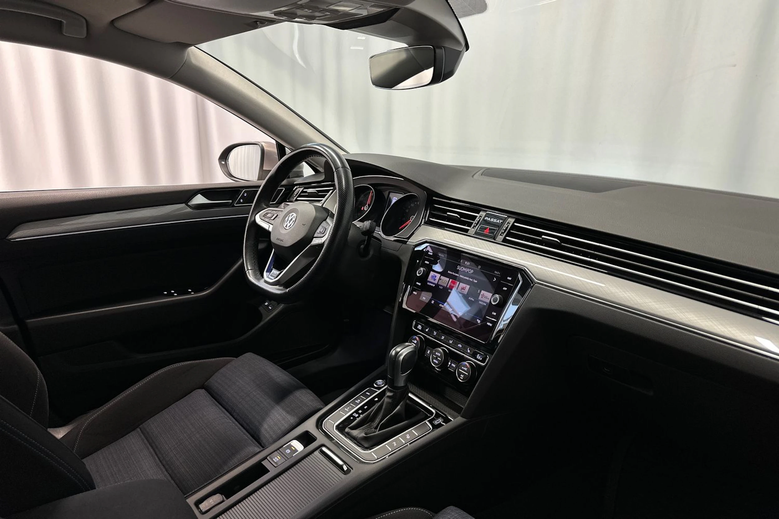 keltainen Volkswagen Passat 2020 kuva 12.