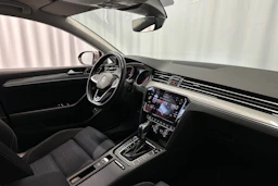 keltainen Volkswagen Passat 2020 kuva 12.