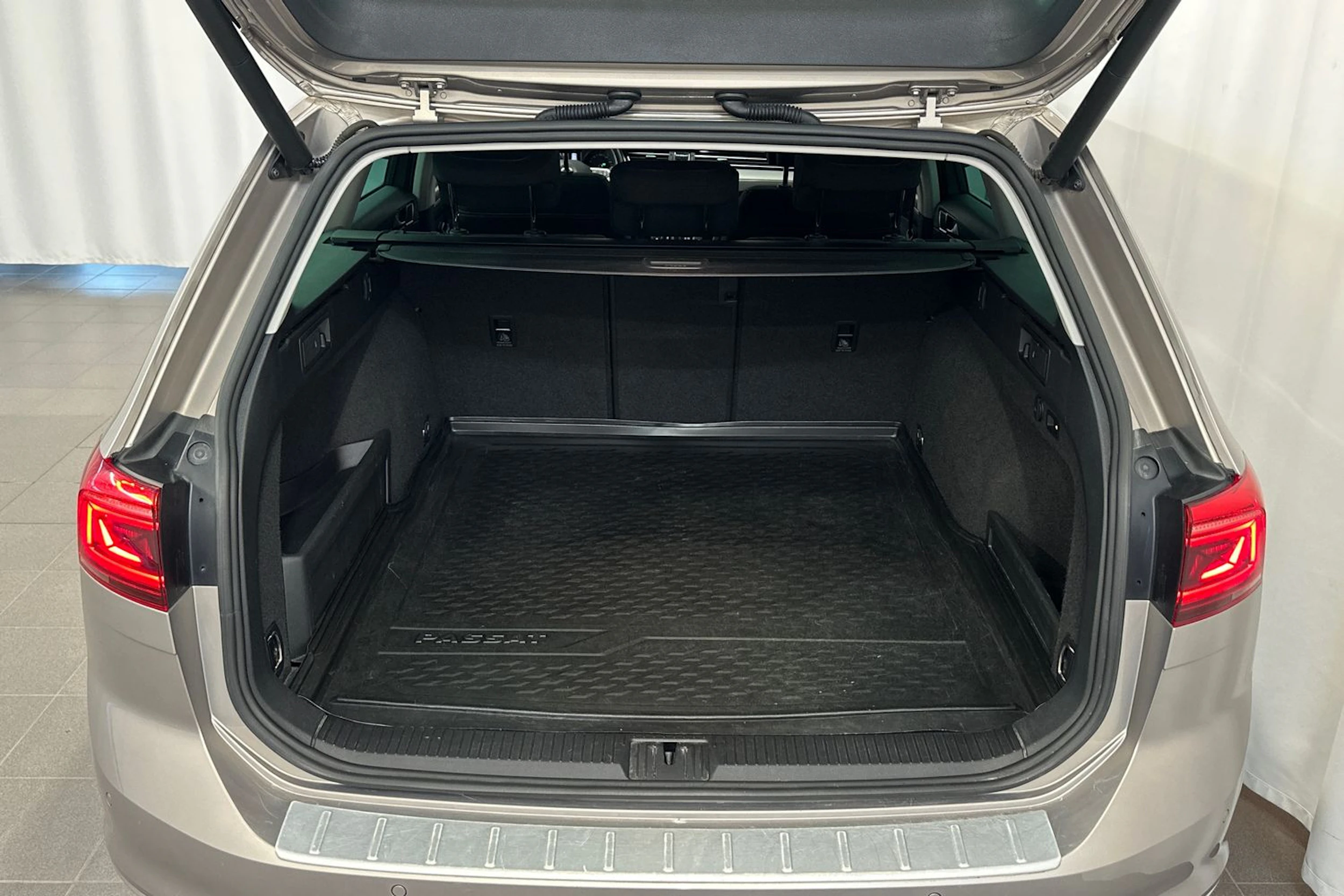 keltainen Volkswagen Passat 2020 kuva 13.
