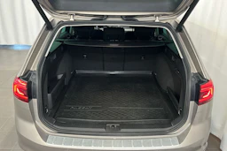 keltainen Volkswagen Passat 2020 kuva 13.