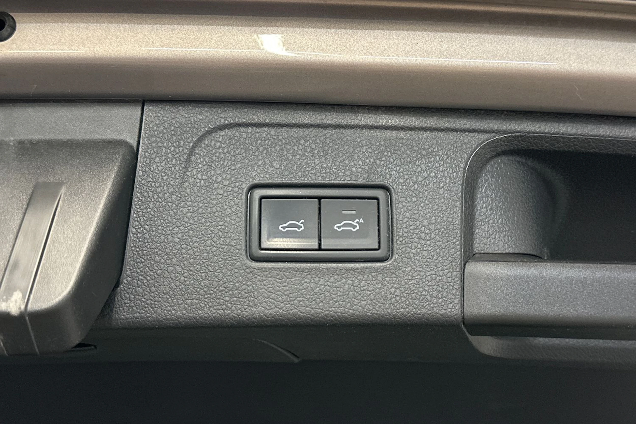 keltainen Volkswagen Passat 2020 kuva 14.