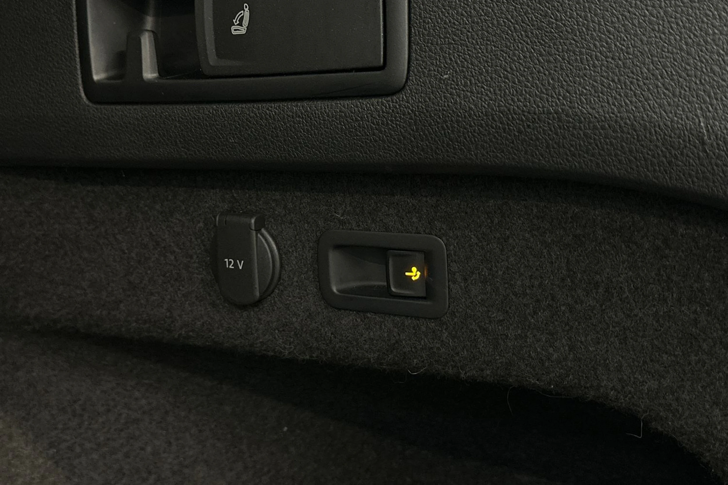 keltainen Volkswagen Passat 2020 kuva 15.