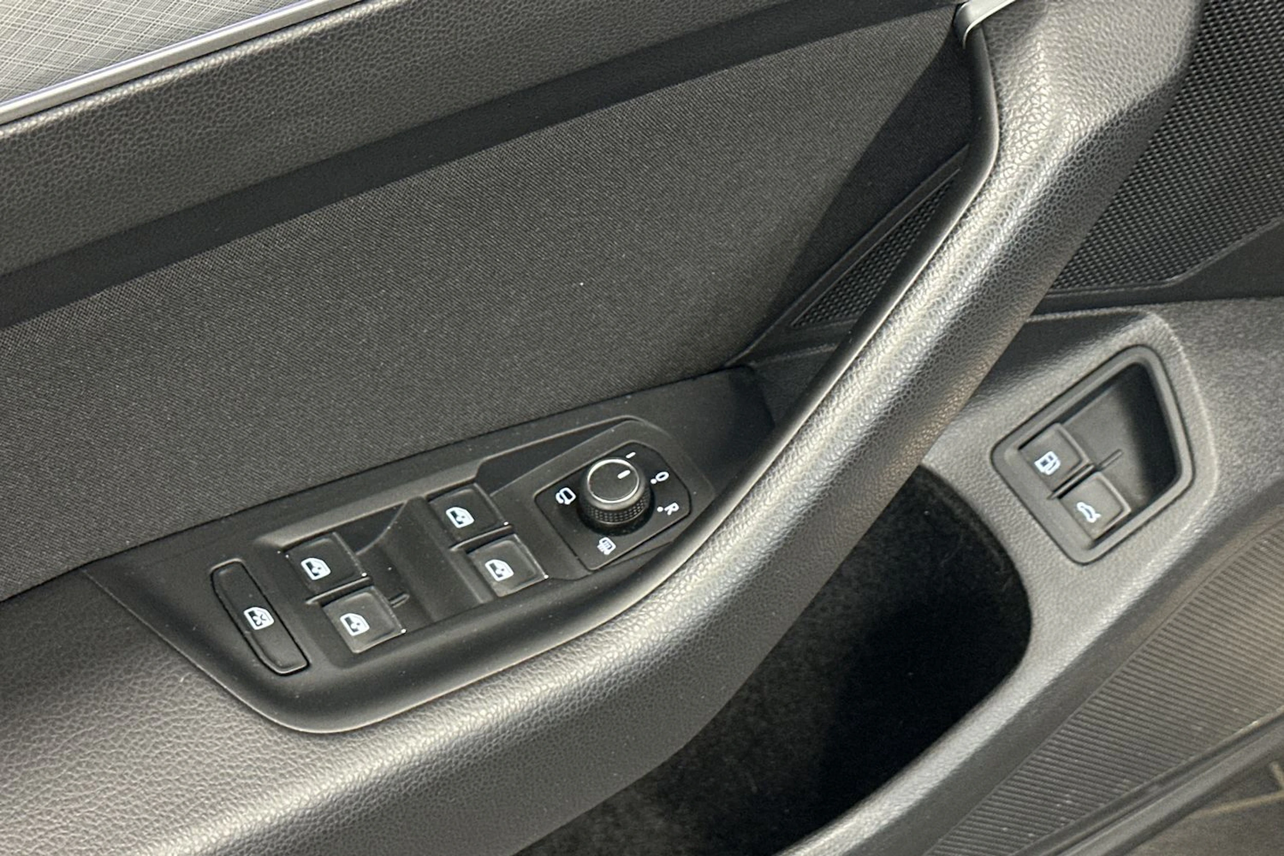 keltainen Volkswagen Passat 2020 kuva 16.