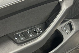 keltainen Volkswagen Passat 2020 kuva 16.