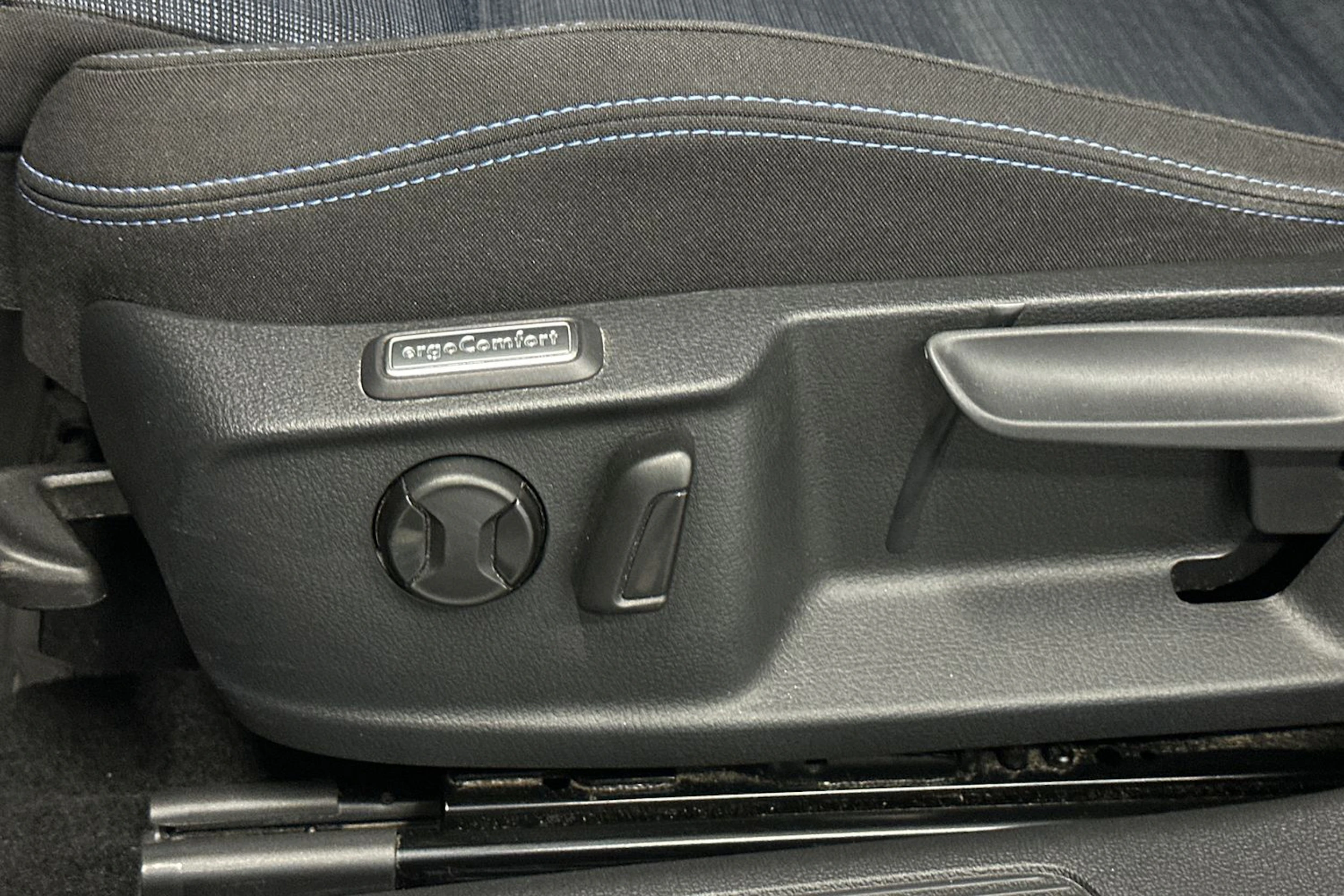keltainen Volkswagen Passat 2020 kuva 17.