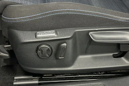 keltainen Volkswagen Passat 2020 kuva 17.