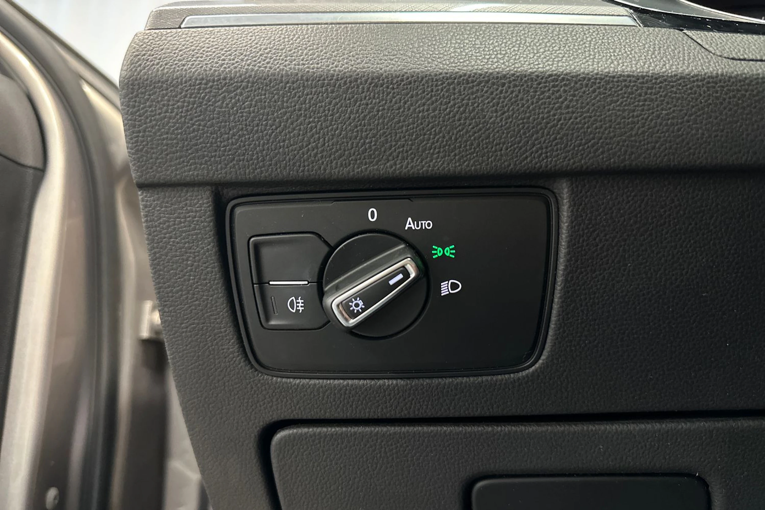 keltainen Volkswagen Passat 2020 kuva 18.