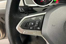 keltainen Volkswagen Passat 2020 kuva 19.