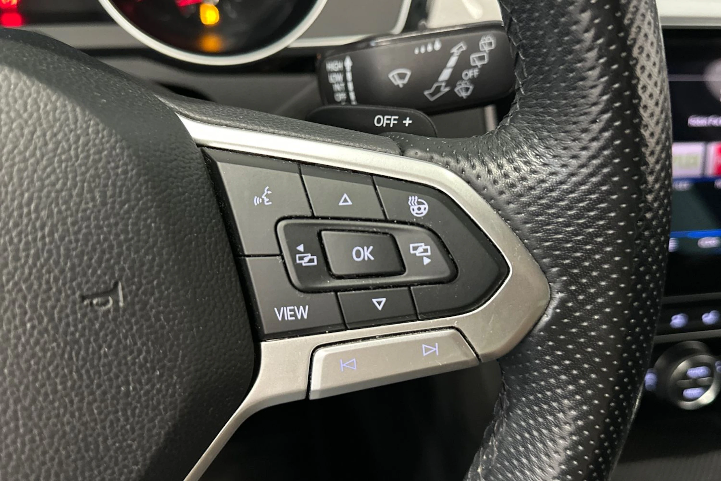 keltainen Volkswagen Passat 2020 kuva 20.