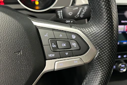 keltainen Volkswagen Passat 2020 kuva 20.