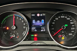 keltainen Volkswagen Passat 2020 kuva 21.