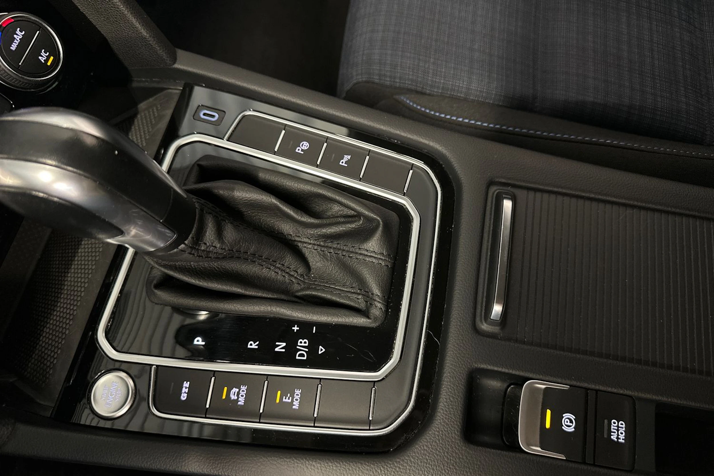 keltainen Volkswagen Passat 2020 kuva 22.