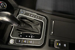 keltainen Volkswagen Passat 2020 kuva 22.