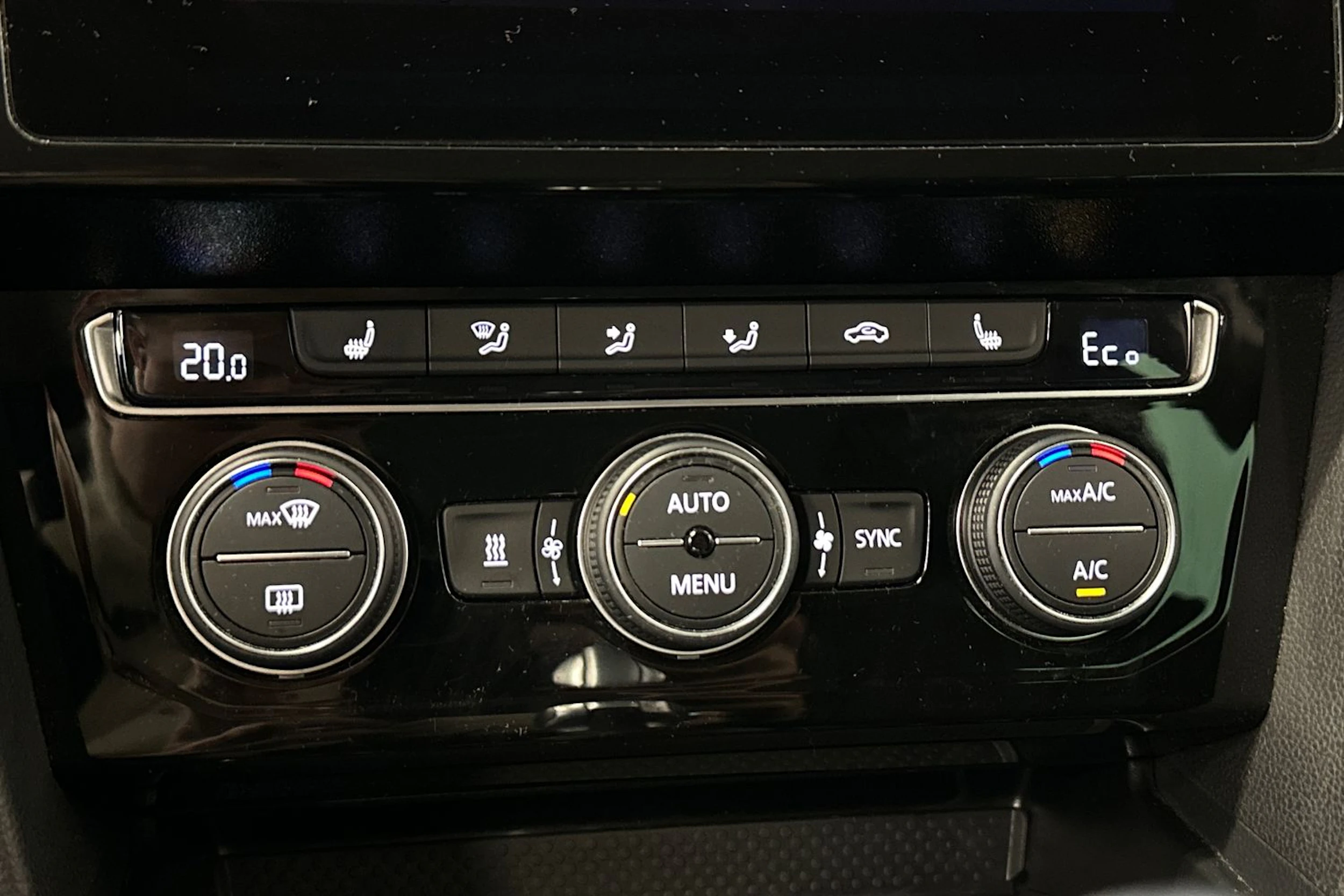 keltainen Volkswagen Passat 2020 kuva 23.
