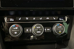 keltainen Volkswagen Passat 2020 kuva 23.