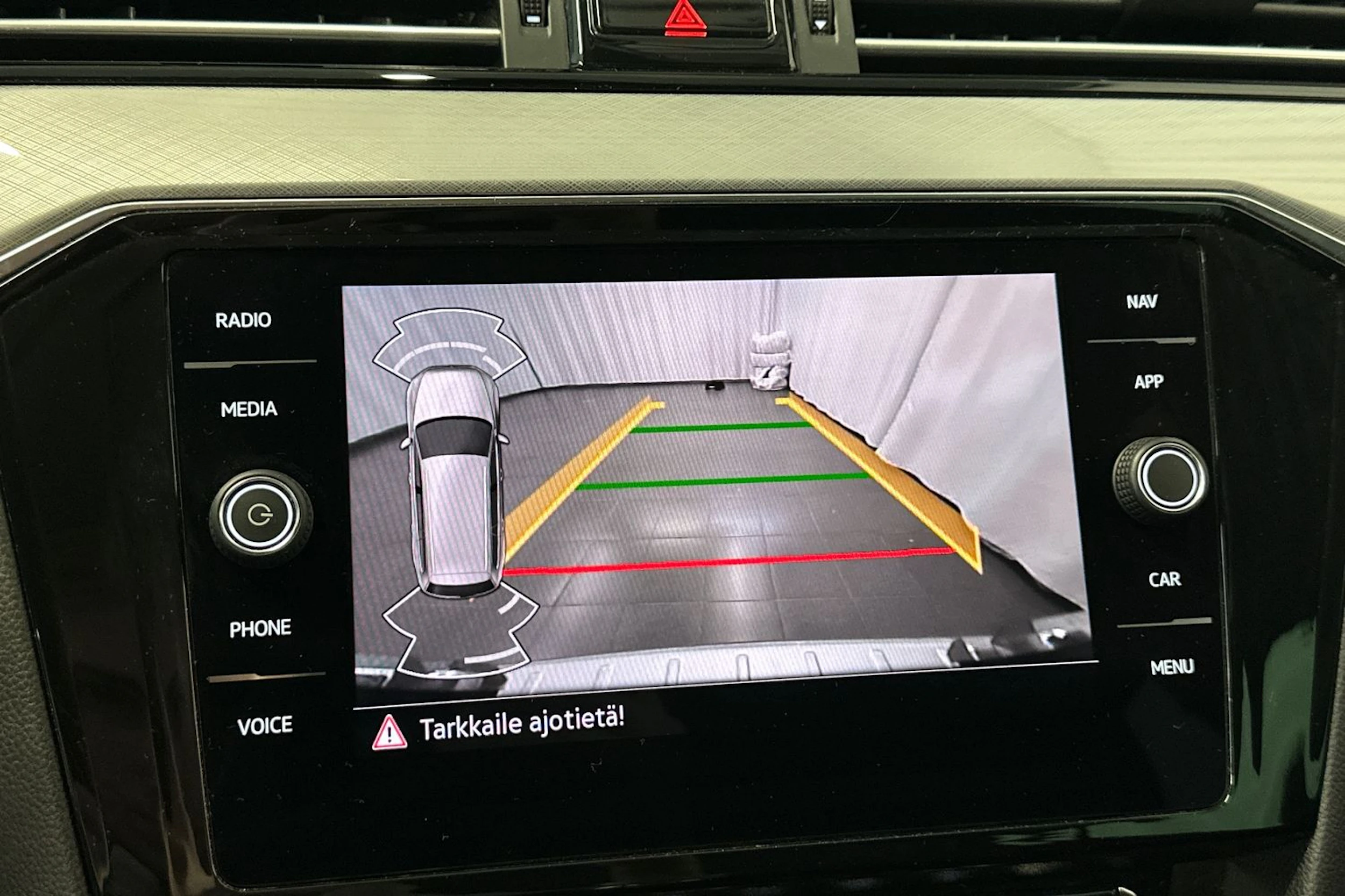 keltainen Volkswagen Passat 2020 kuva 24.