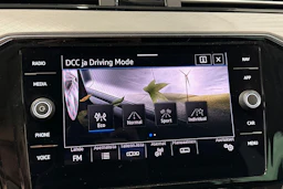 keltainen Volkswagen Passat 2020 kuva 25.