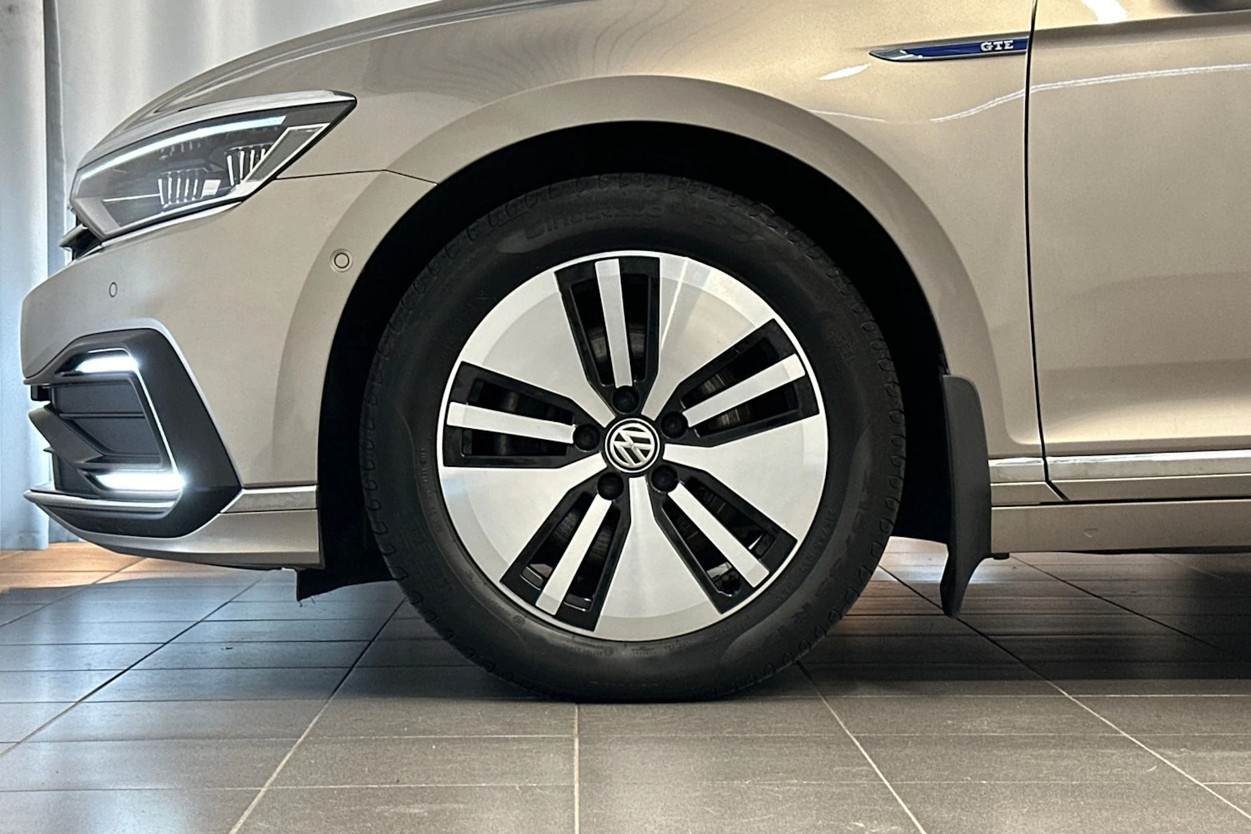 keltainen Volkswagen Passat 2020 kuva 28.