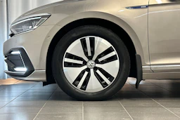 keltainen Volkswagen Passat 2020 kuva 28.