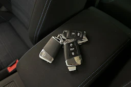 keltainen Volkswagen Passat 2020 kuva 31.