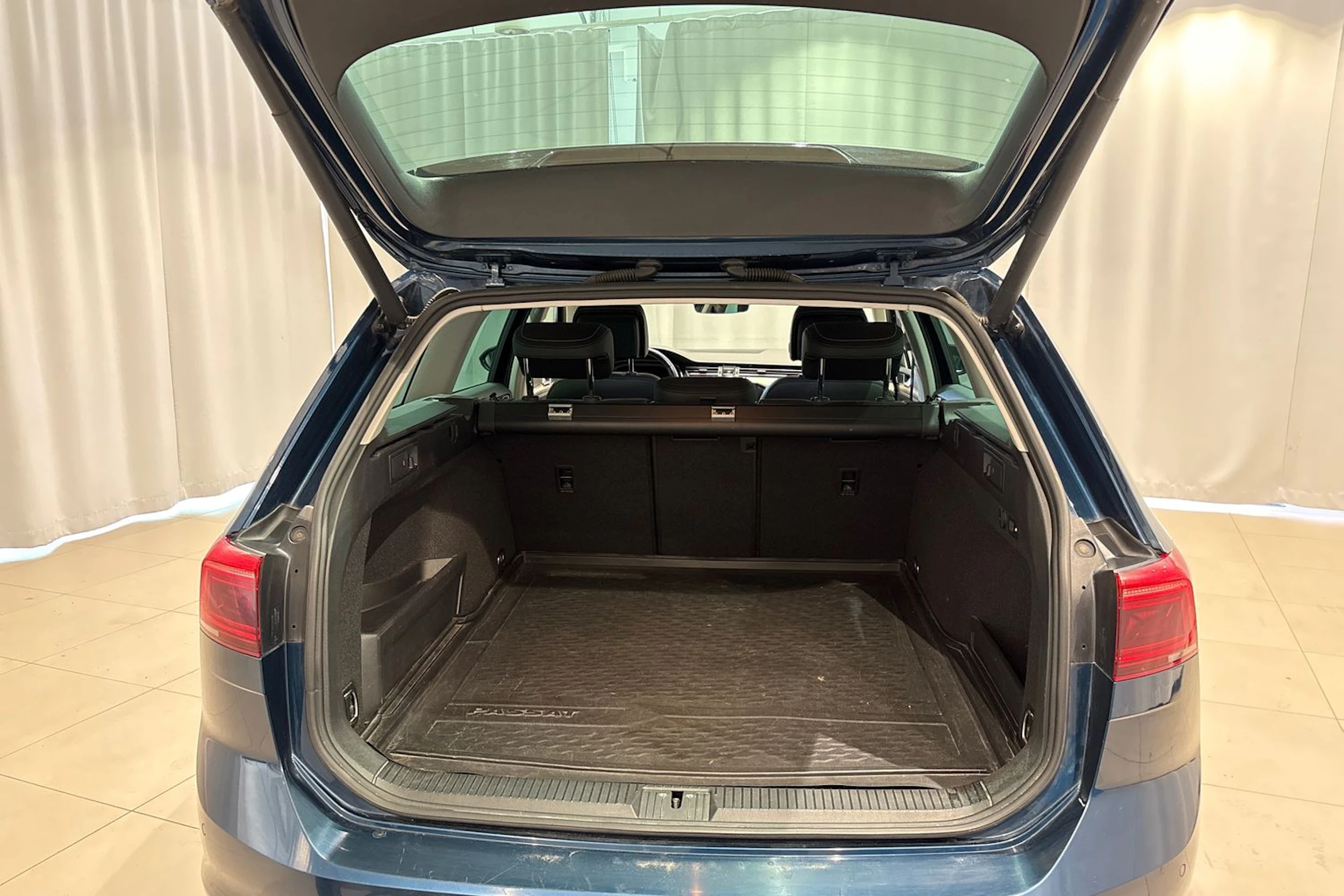 met. sininen Volkswagen Passat 2020 kuva 21.