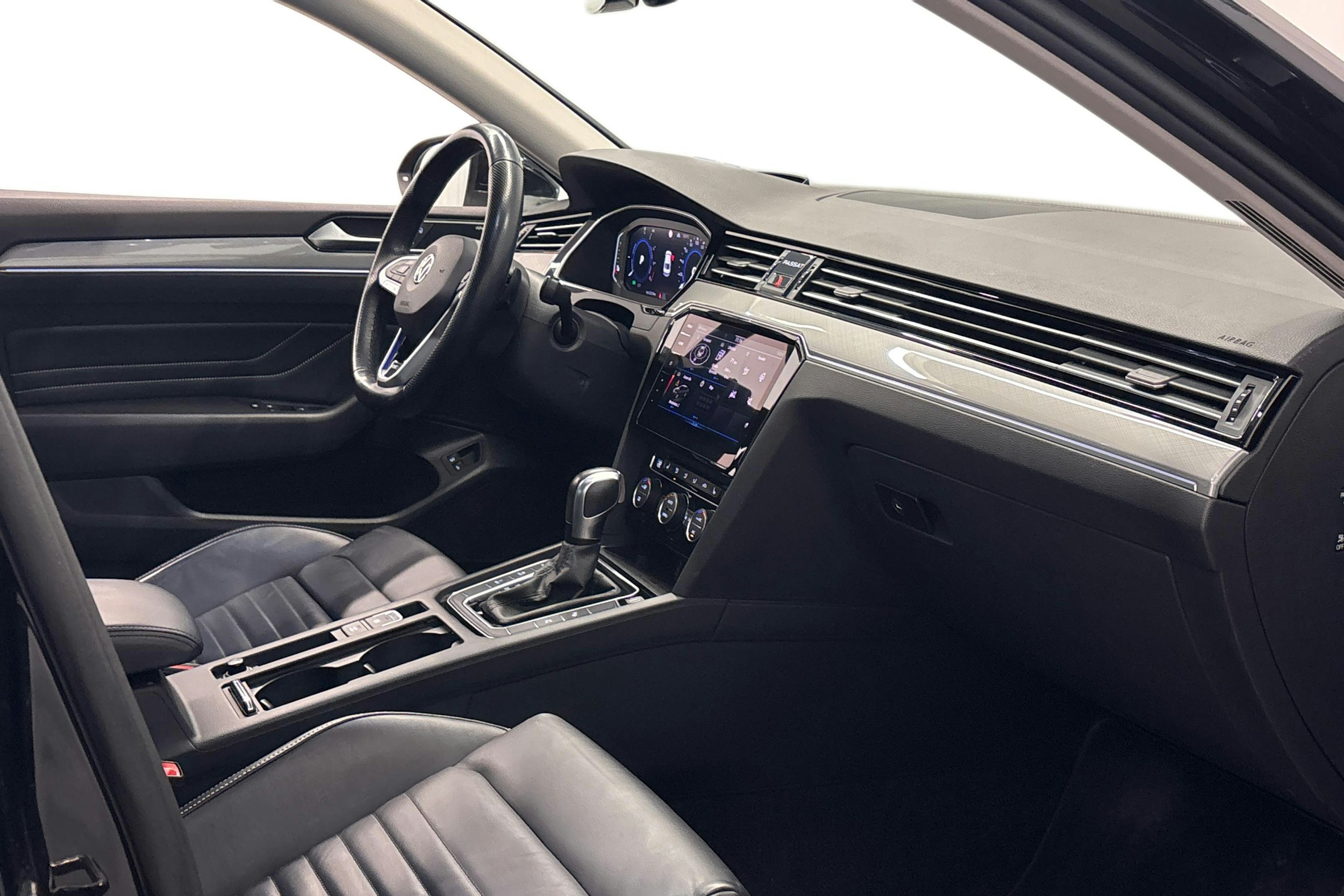 musta Volkswagen Passat 2020 kuva 8.